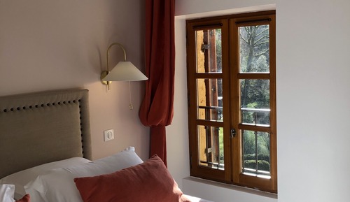 Habitación doble, vistas al jardín (La Discrete)