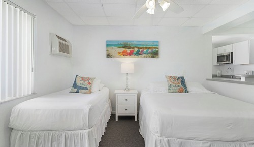 Suite estudio familiar, varias camas, patio, vistas parciales al mar