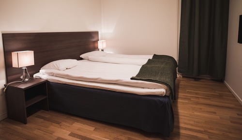 Habitación con 2 camas individuales, varias camas