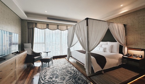 Designer Suite, Business Lounge Access, Free minibar, City view