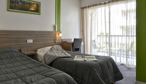 Habitación con 2 camas individuales, balcón