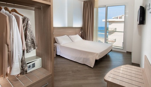 Habitación con 1 cama doble o 2 individuales, 1 habitación, balcón, vistas al mar