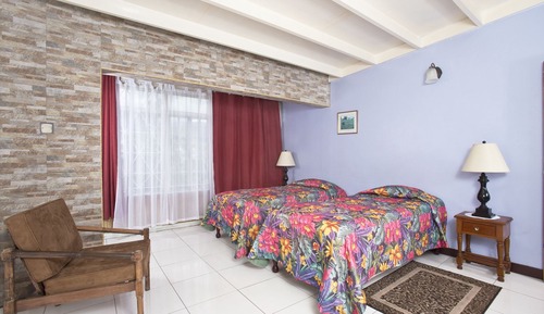 Casa adosada básica, varias habitaciones, cocina