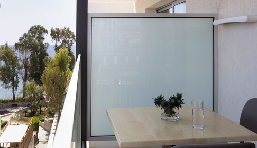 Habitación con 1 cama doble o 2 individuales, vistas parciales al mar