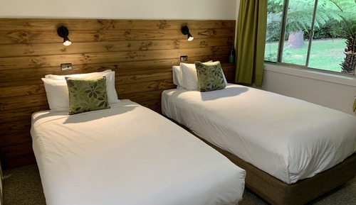 Habitación superior con 2 camas individuales, varias camas