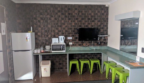 Large Family Room ( 2 x Queen and 2 x Single Bed)