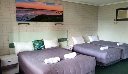 Small Family Room (1 x Queen and 2 x Single beds)