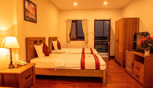 Habitación superior con 1 cama doble o 2 individuales, balcón, vistas al río