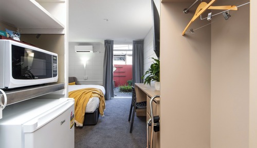 Estudio, 1 cama de matrimonio, en la zona del patio