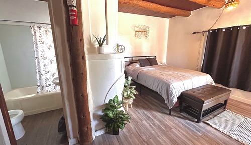 Basic Room, 1 Queen Bed