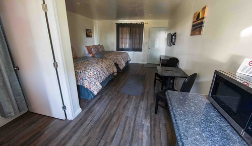 Deluxe 2 Queens, Upstairs (No Pets)