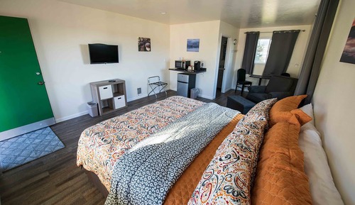 Deluxe, 1 King, Upstairs (No Pets)