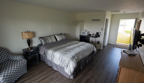 1 King, Upstairs with Balcony (No Pets)