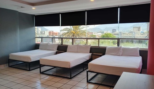 Habitación triple familiar, varias camas, vistas a la ciudad