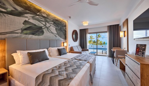 Suite junior, vistas parciales al mar