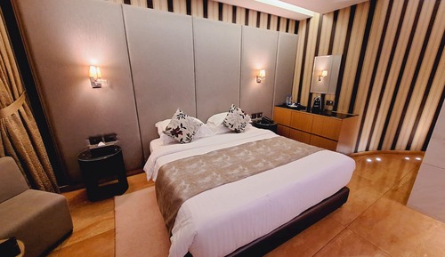 Habitación ejecutiva, 1 cama de matrimonio grande, vistas parciales al mar