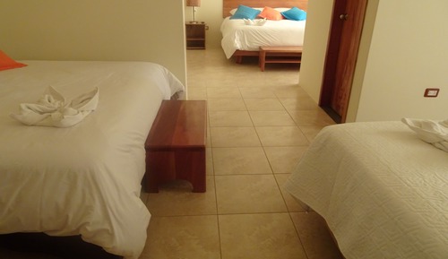 Habitación con 2 camas individuales, 2 camas de matrimonio, balcón, vistas a la ciudad