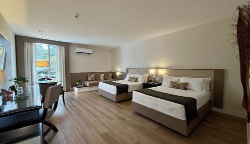 Luxo 2 Camas Casal + 1 Cama Solteiro