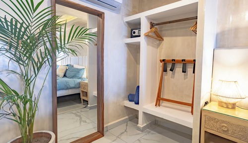 Ocean Breeze - Standard King Room
