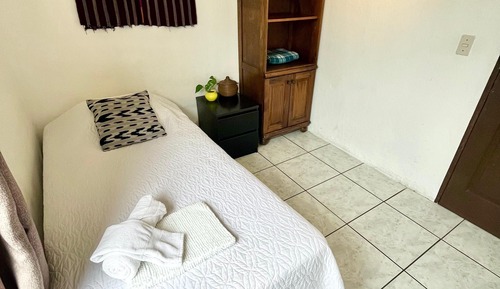 Habitación básica, 1 cama individual, baño compartido (ELA1)