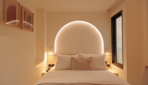 Deluxe Room with Queen Bed