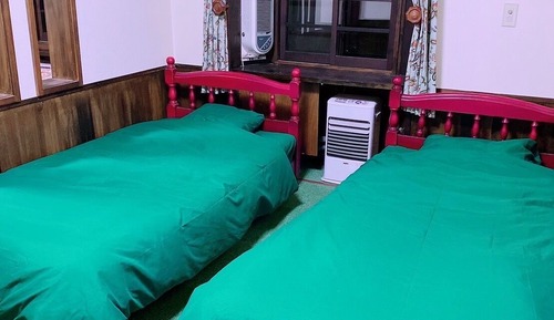 Habitación básica con 2 camas individuales