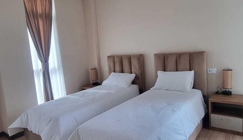 Habitación superior con 2 camas individuales, balcón, vistas al río