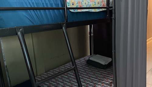 Dormitorio compartido económico, varias camas