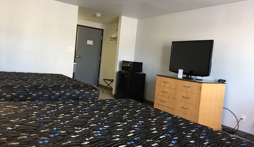 Habitación Deluxe doble, varias camas, frigorífico y microondas