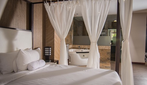 Suite de lujo, 1 cama de matrimonio grande, bañera de hidromasaje, vistas a la piscina