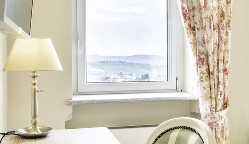 Suite, 1 cama de matrimonio, vistas a la colina, en una planta alta