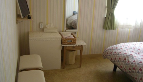 Habitación básica con 2 camas individuales, baño compartido