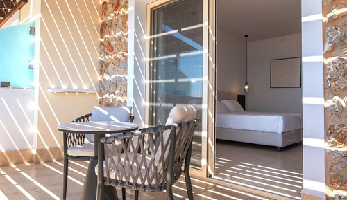 Habitación superior con 1 cama doble o 2 individuales, vistas al mar