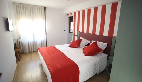 Habitación superior con 1 cama doble o 2 individuales, balcón