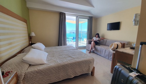 Habitación triple, vistas parciales al mar