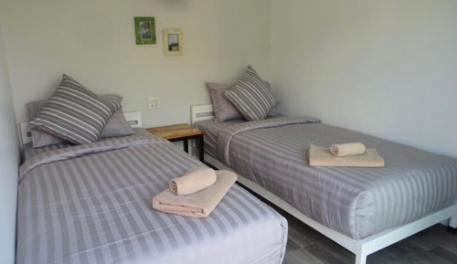 Habitación estándar con 2 camas individuales, baño compartido