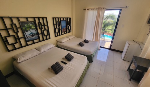 Habitación cuádruple, junto a la piscina