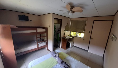 Habitación cuádruple estándar, varias camas, baño privado