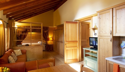 Estudio de luna de miel, varias camas, bañera, vistas a la montaña (French bed and 2 single beds)