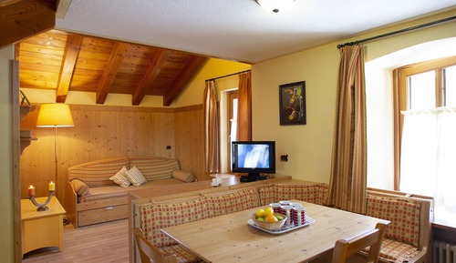 Apartamento clásico, varias camas, cocina básica, junto a la montaña