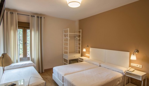 Habitación doble (with extra bed 3 ADULTS)