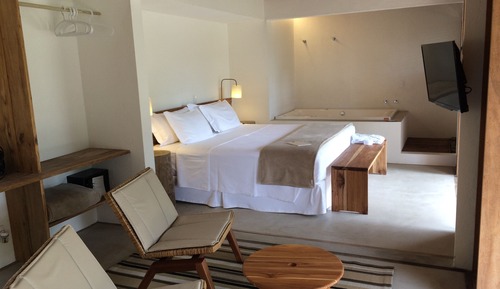 Suite, bañera, vistas parciales al mar