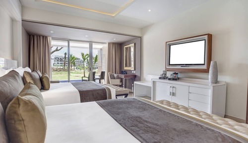 Luxury Junior Suite Swim Out Diamond Club