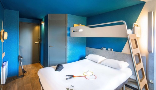 Habitación, varias camas