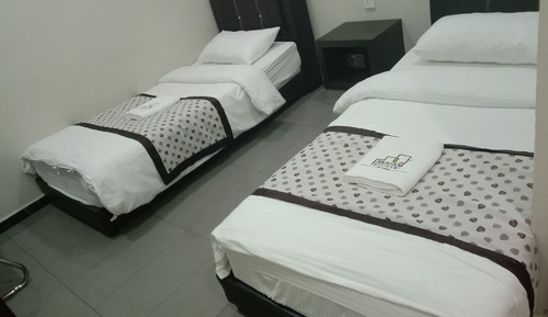 Habitación básica con 2 camas individuales, 2 camas individuales