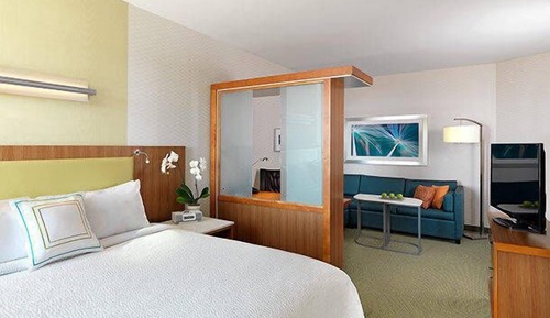 Suite, 1 cama de matrimonio grande con sofá cama (Mobility/Hearing Access, Roll-In Shwr)
