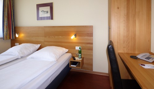Habitación estándar con 1 cama doble o 2 individuales, 2 camas individuales, vistas al jardín
