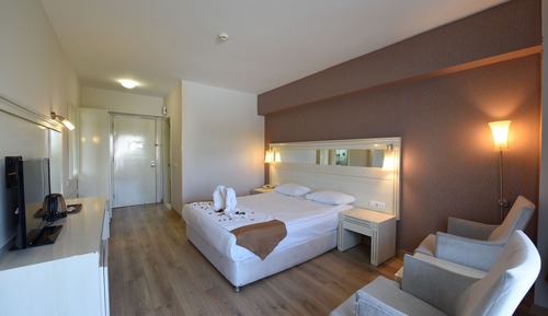 Habitación estándar con 1 cama doble o 2 individuales, vistas a la piscina