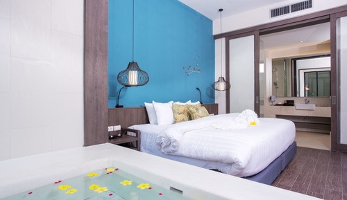 Deluxe Suite Pool Access/ Jacuzzi Room 