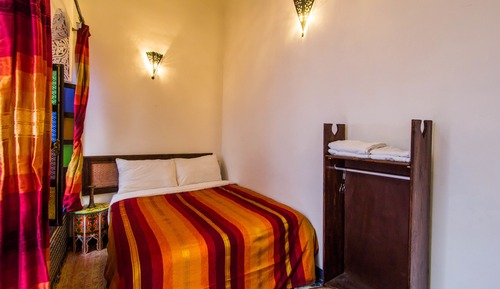 Habitación económica con 1 cama doble o 2 individuales, baño privado